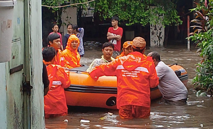 豪雨でジャカルタ冠水　36ＲＴ・27道路に被害、43人避難