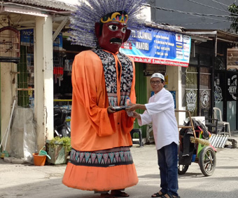 ▼オンデル・オンデル、「ジュマット・ベルカ」の弁当を受け取る 
