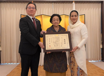 プティ氏に外相表彰　日イ議員交流を促進　 日本大使館