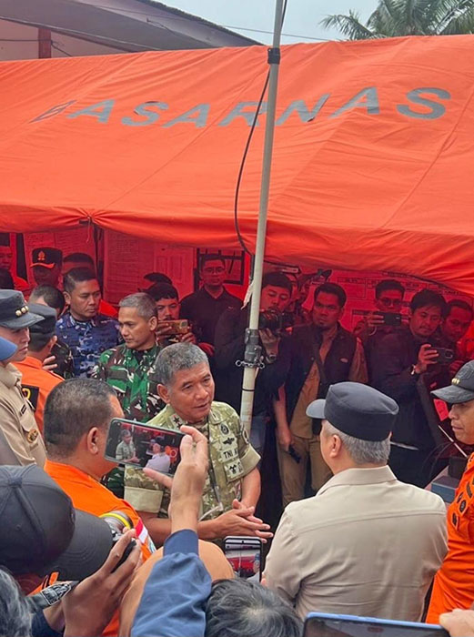 ＡＴＲ ４２−５００墜落事故 ブルサラウング山で2遺体発見、搬出は困難