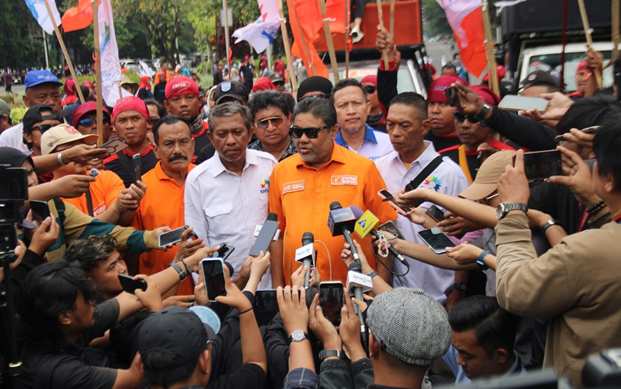 労組、大規模な抗議行動　数千人が大統領宮殿前集結