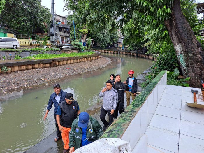 ▼ジャカルタ州政府による清掃活動