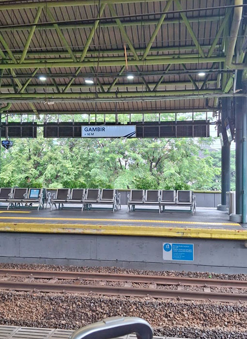 ▼ガンビル駅は閑散