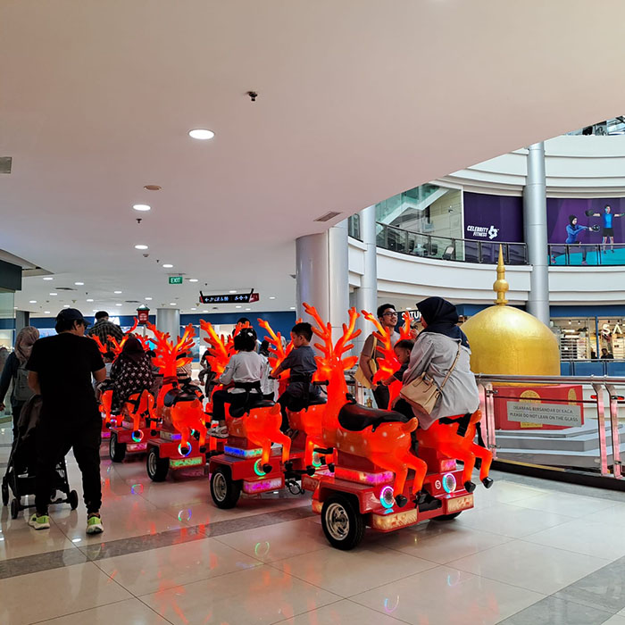 ▼モール内ミニ電車に乗る